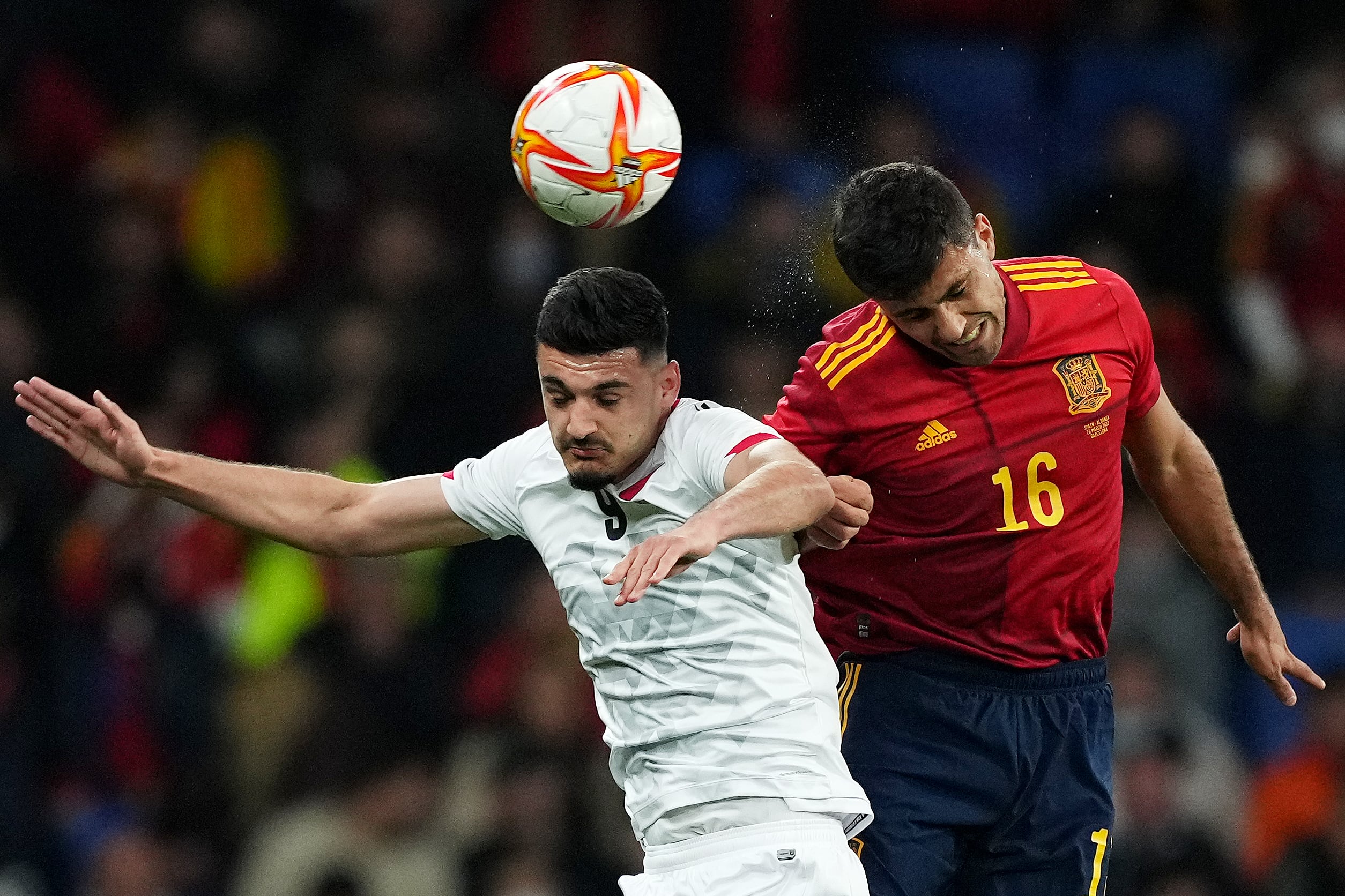 Broja pelea un balón con Rodri durante el partido.