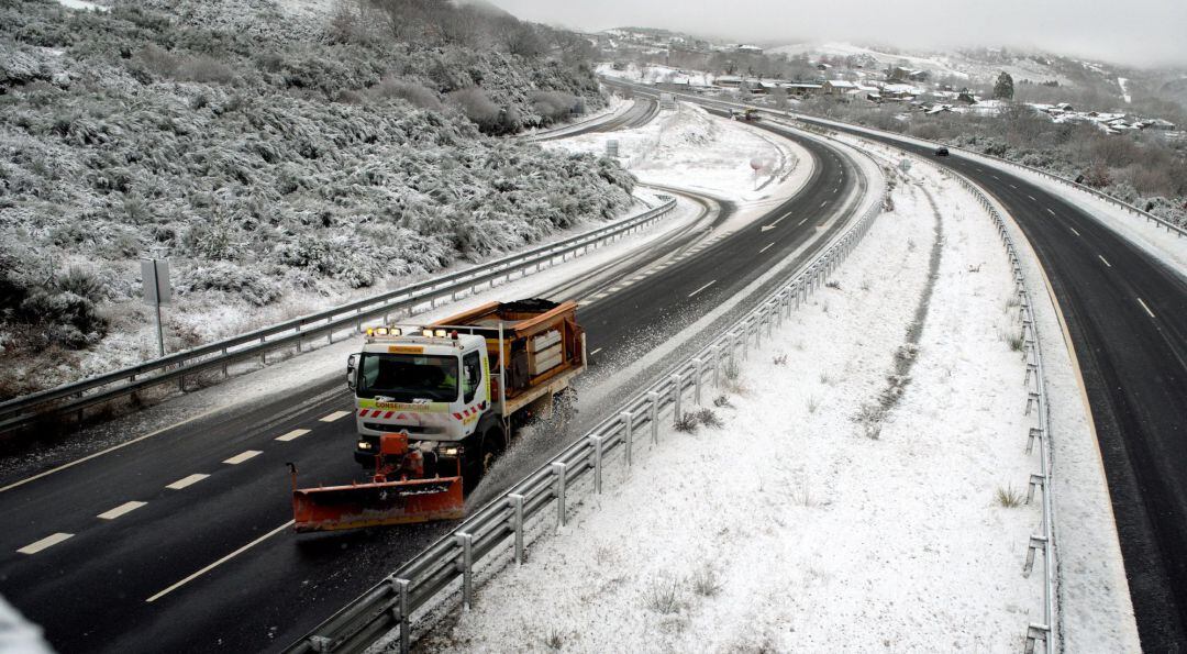 Una máquina quitanieves retira nieve de la autovía A-52 a su paso por el municipio de A Gudiña (Ourense)