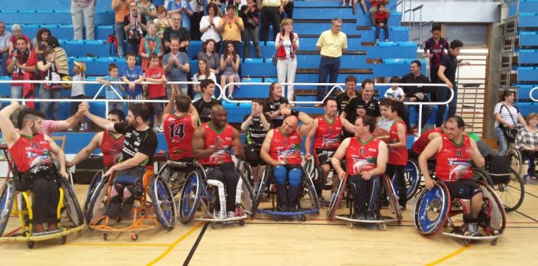 La plantilla de Zuzenak celebra con la afición el ascenso a División de Honor de baloncesto en silla