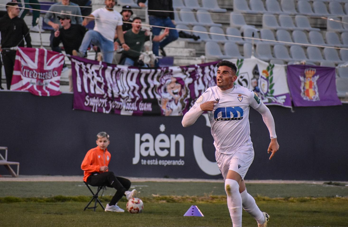 Fernando celebra el segundo gol del Real Jaén ante el Arenas de Armilla.