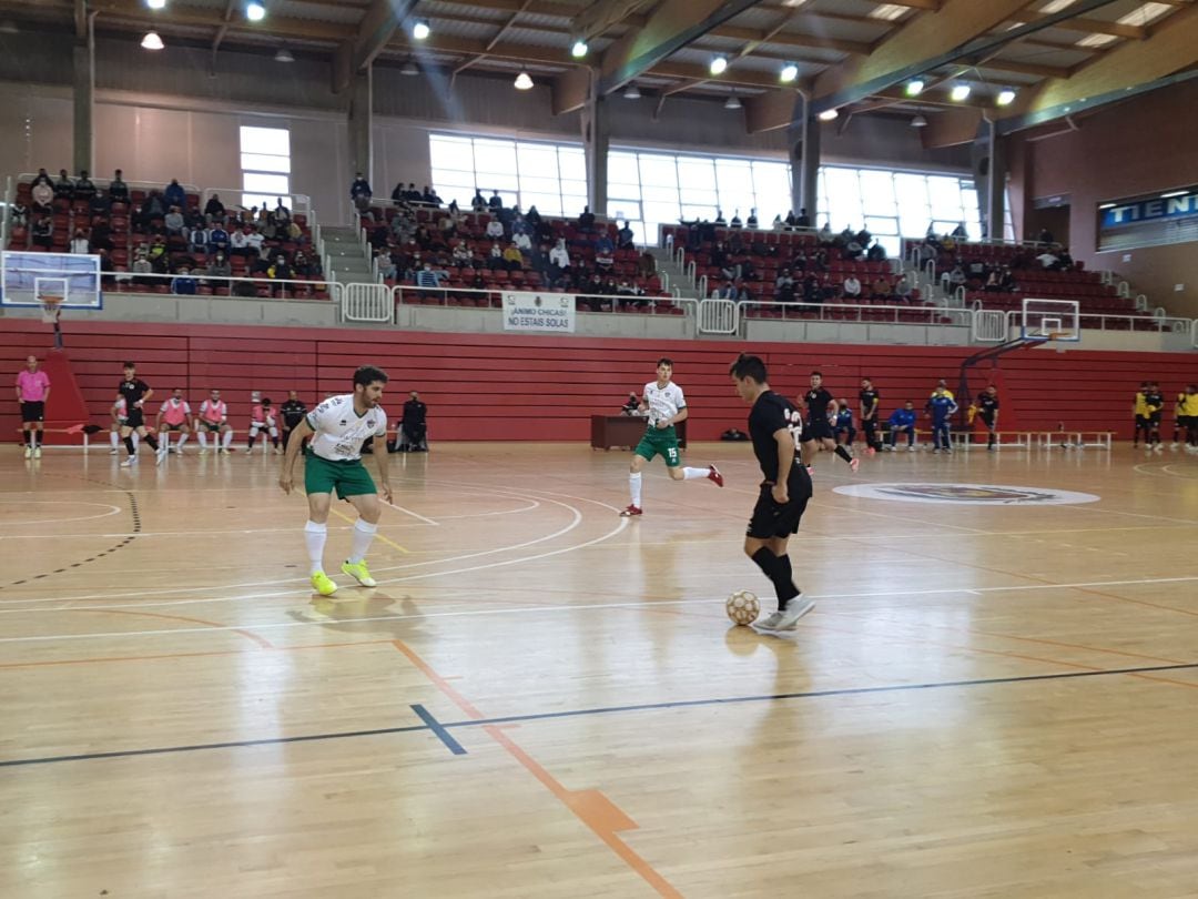 Vicent Valdés encara a un jugador cacereño