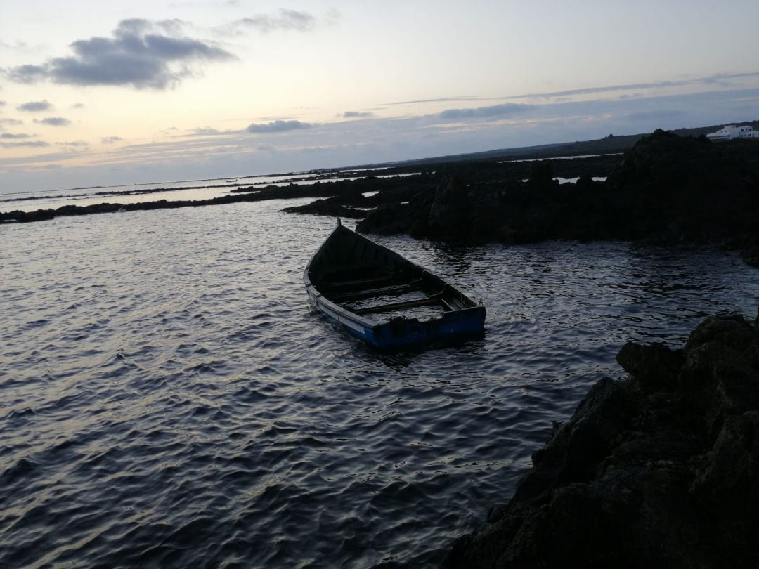 La patera que naufragó en Örzola.