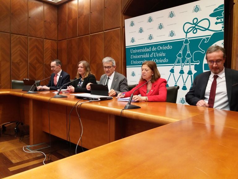 Rueda de prensa posterior a la reunión del Consejo de Gobierno de la Universidad de Oviedo. El Rector, Santiago García Granda, en el centro.