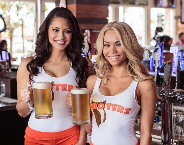 Camareras con el uniforme de Hooters.