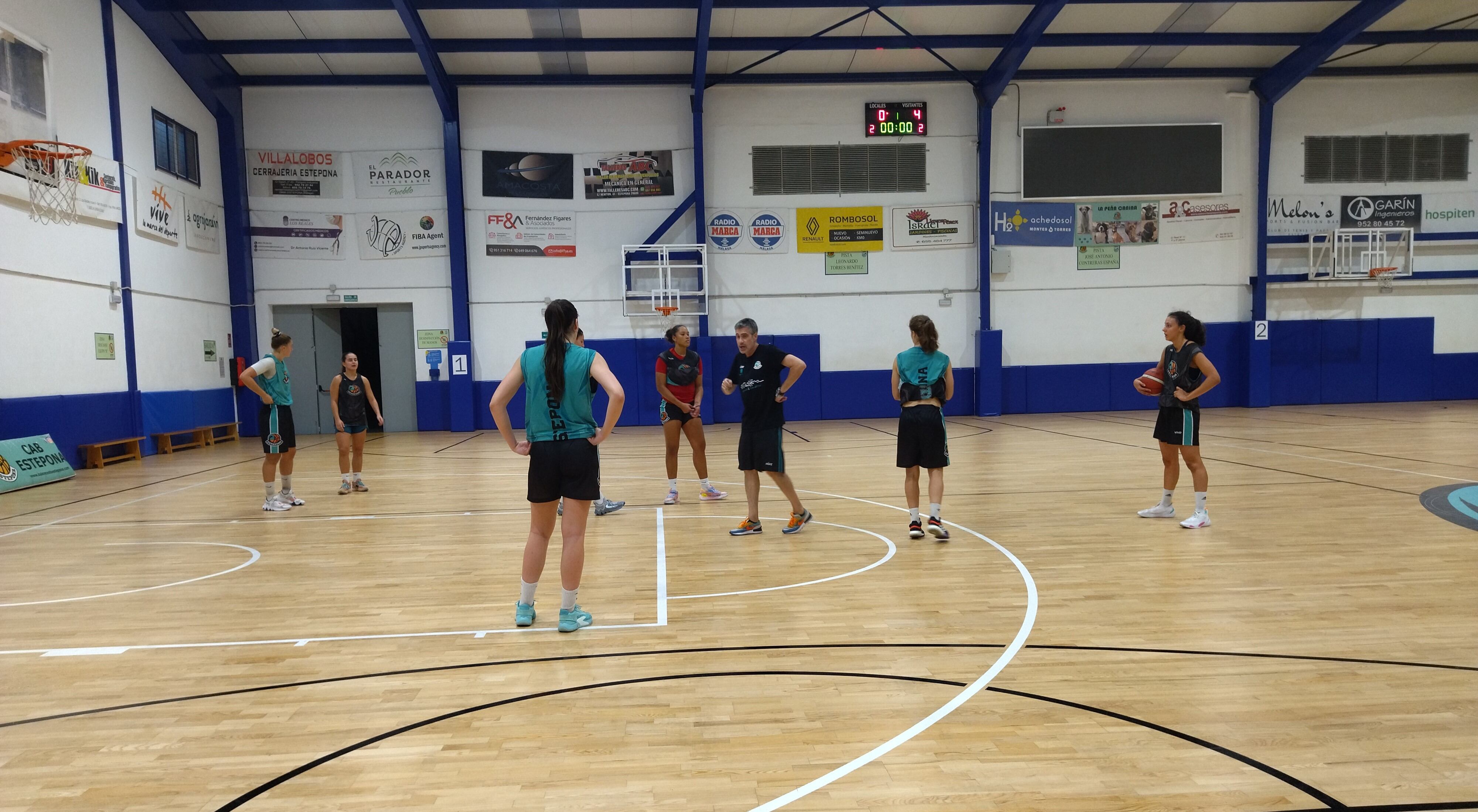 Francis Tomé dirige un entrenamiento del CAB Estepona