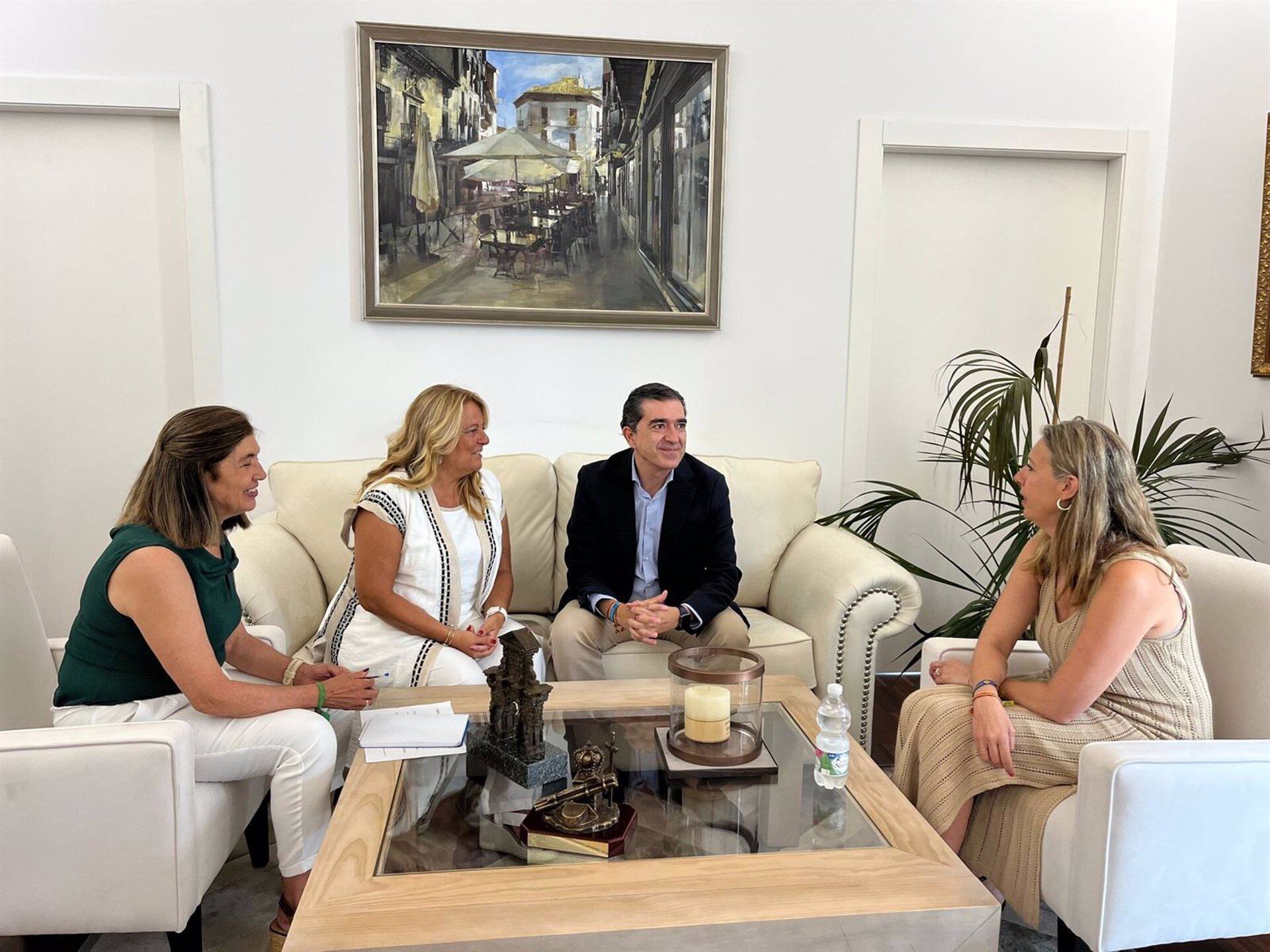 La Junta se reúne con el alcalde de Baeza para analizar la situación en el municipio