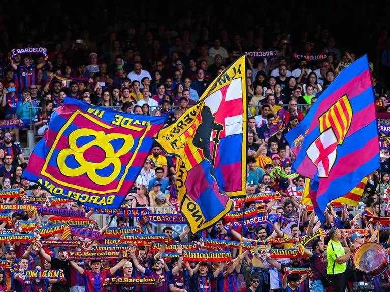 Aficionados del Barça animan a su equipo durante un partido en el Camp Nou.