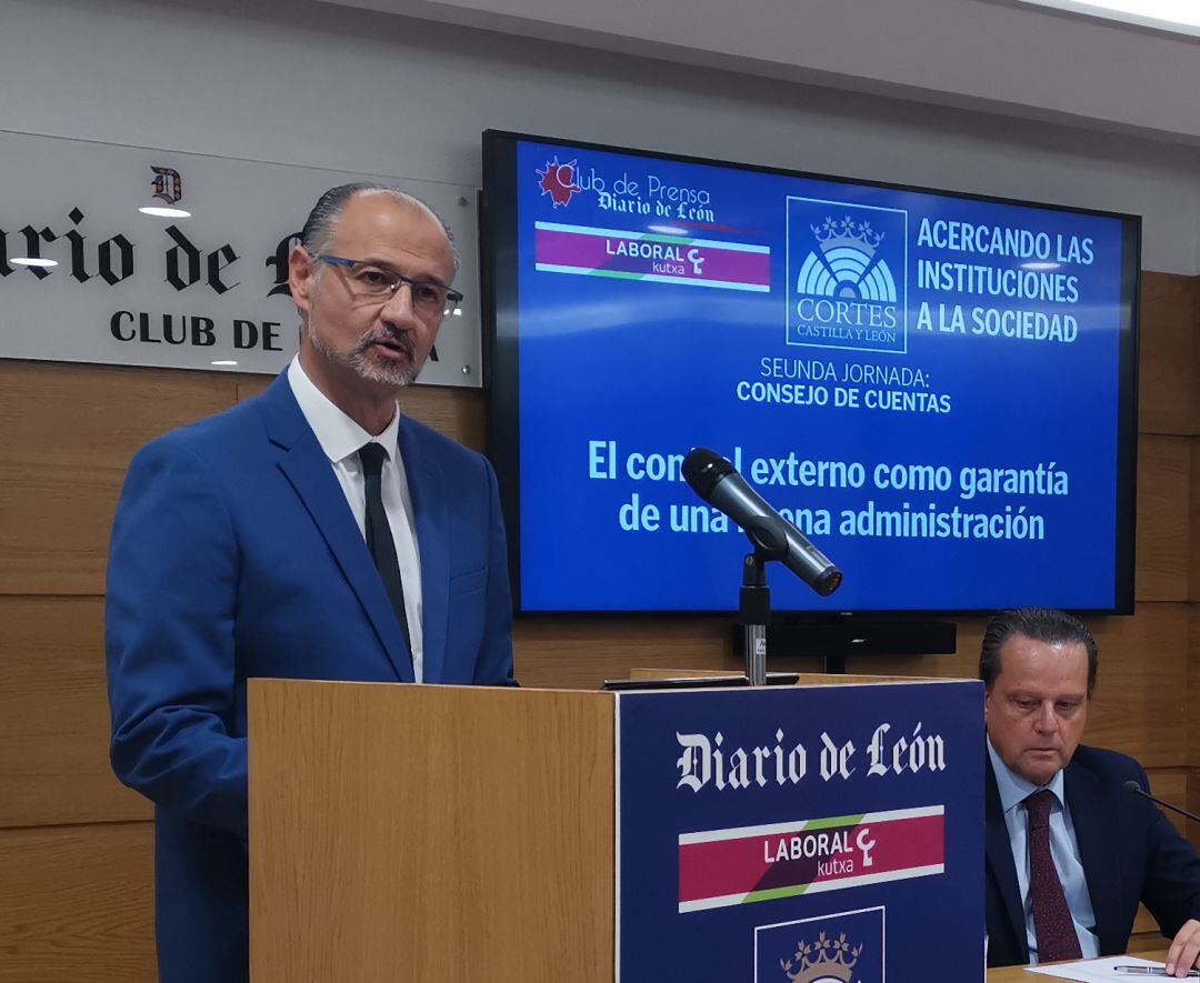 El presidente de las Cortes, Luis Fuentes, interviene en un acto organizado por Diario de León