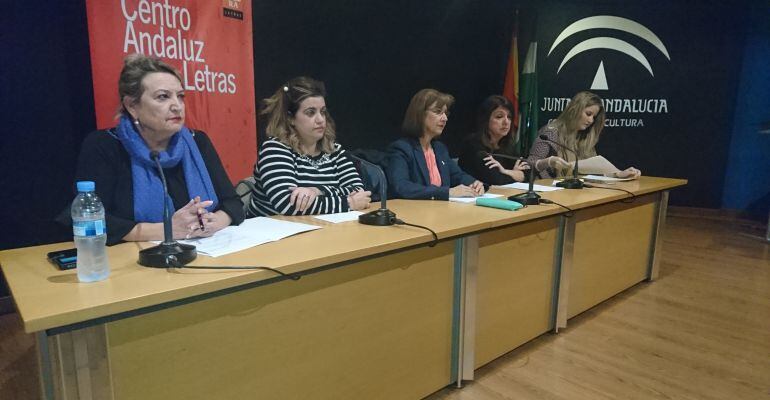 Las ponentes de la mesa redonda durante el coloquio celebrado en la Biblioteca Provincial.
