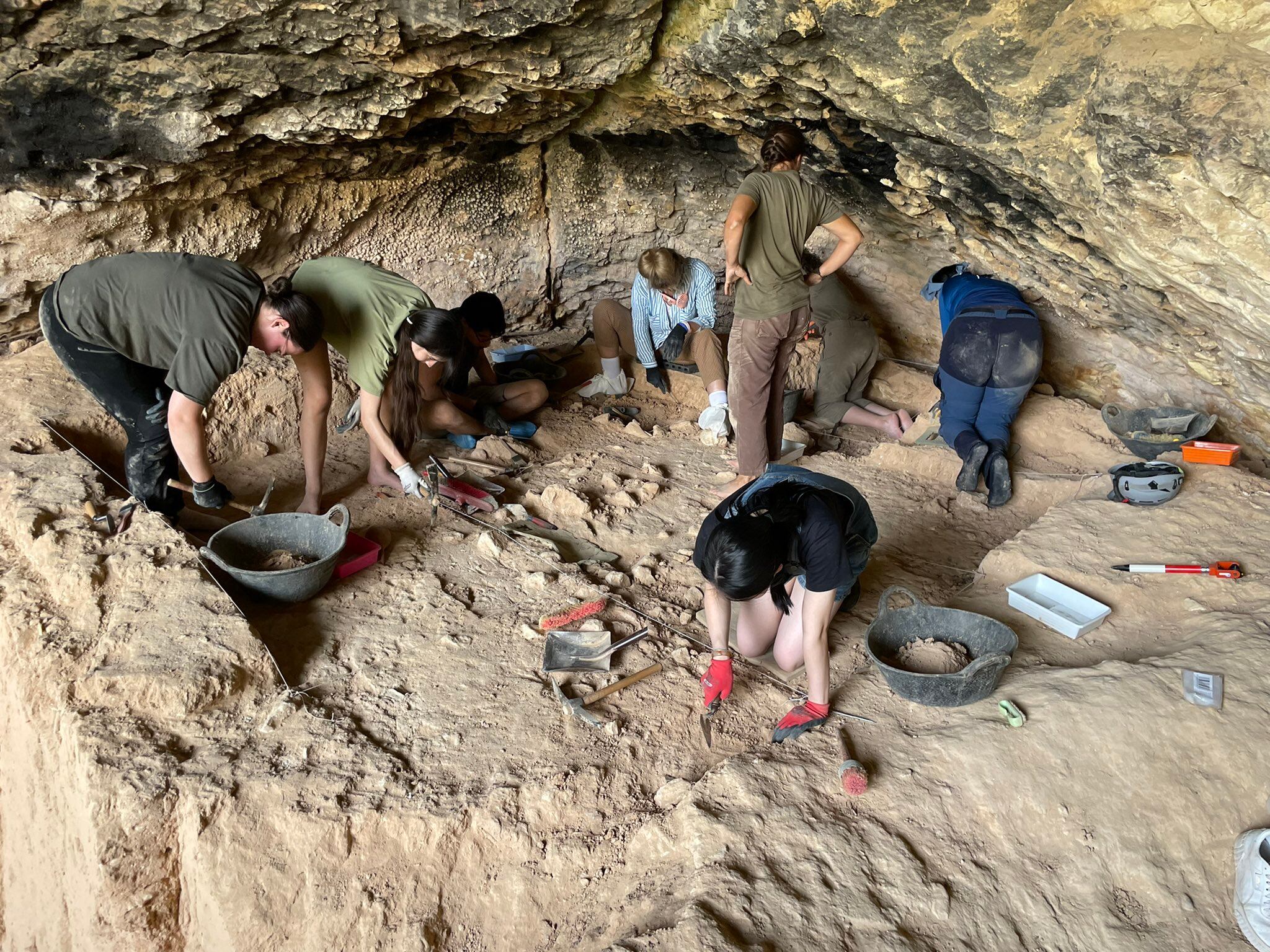 Arqueólogos trabajando en la Cueva Negra