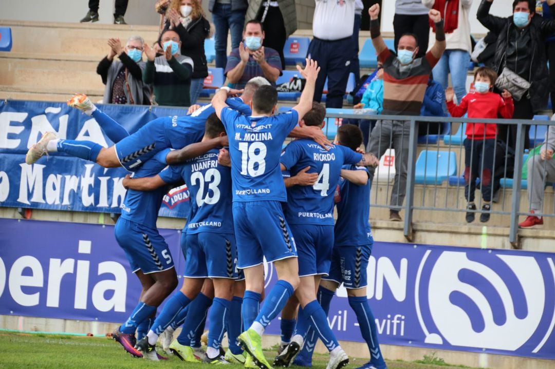 Jugadores del CS Puertollano celebrando un gol con la afición