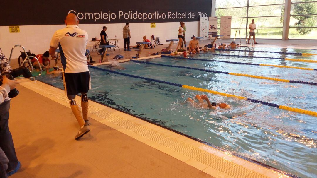 Xavi Torres, de espaldas, supervisa una de las series de entrenamiento de la selección española promesas