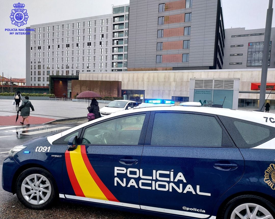 Coche patrulla de la Policía Nacional frente al Hospital Valdecilla.