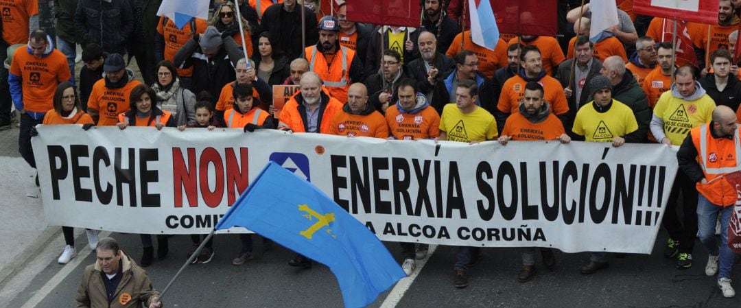 Manifestación en defensa de la planta de Alcoa