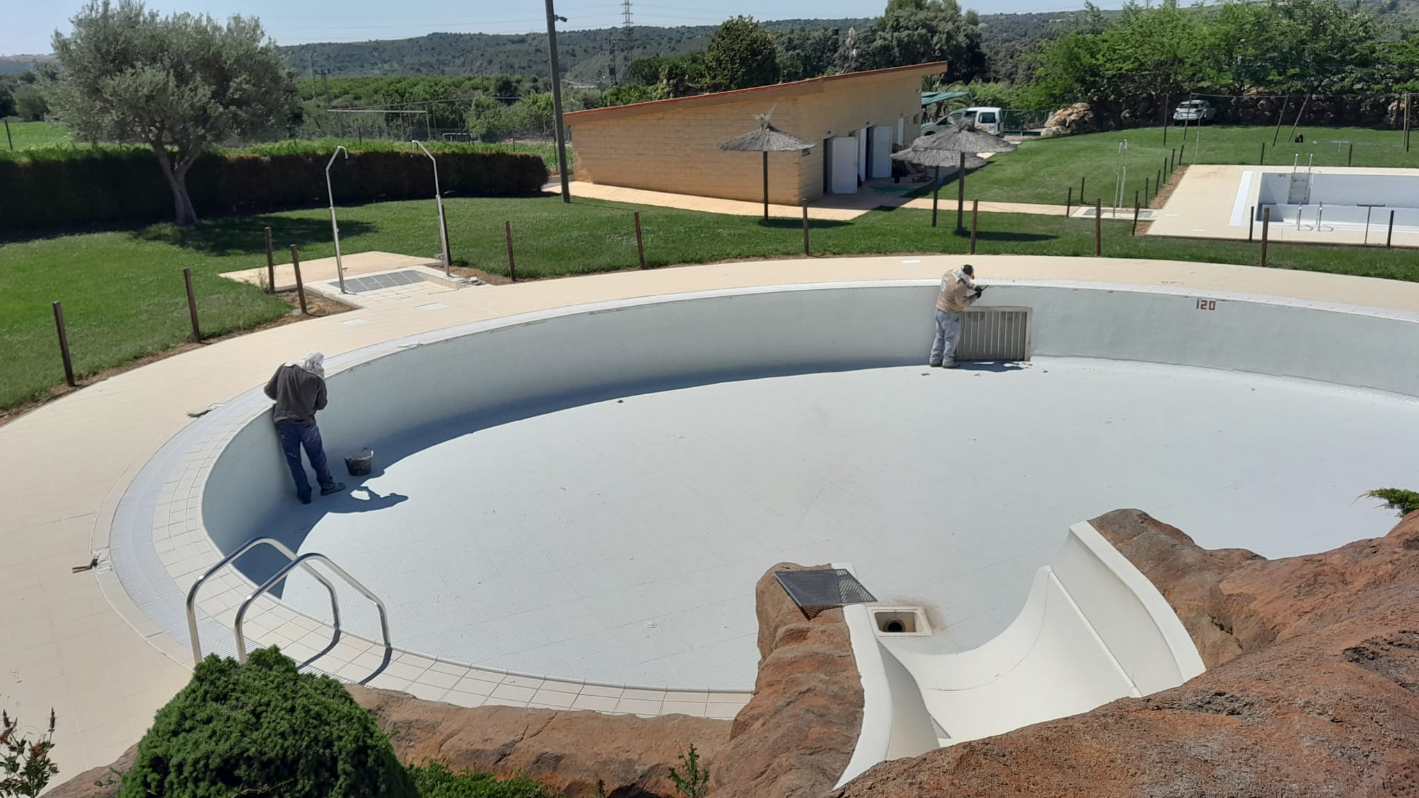 Trabajos de mantenimiento en las piscinas municipales. Foto: Ayuntamiento de Barbastro