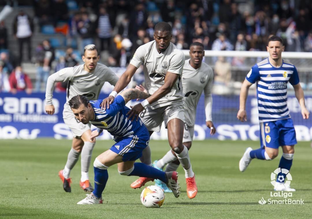 El delantero en una acción del partido