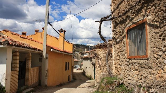 Calle de la aldea de Huerta de Marojales, en el municipio conquense de Cañizares.