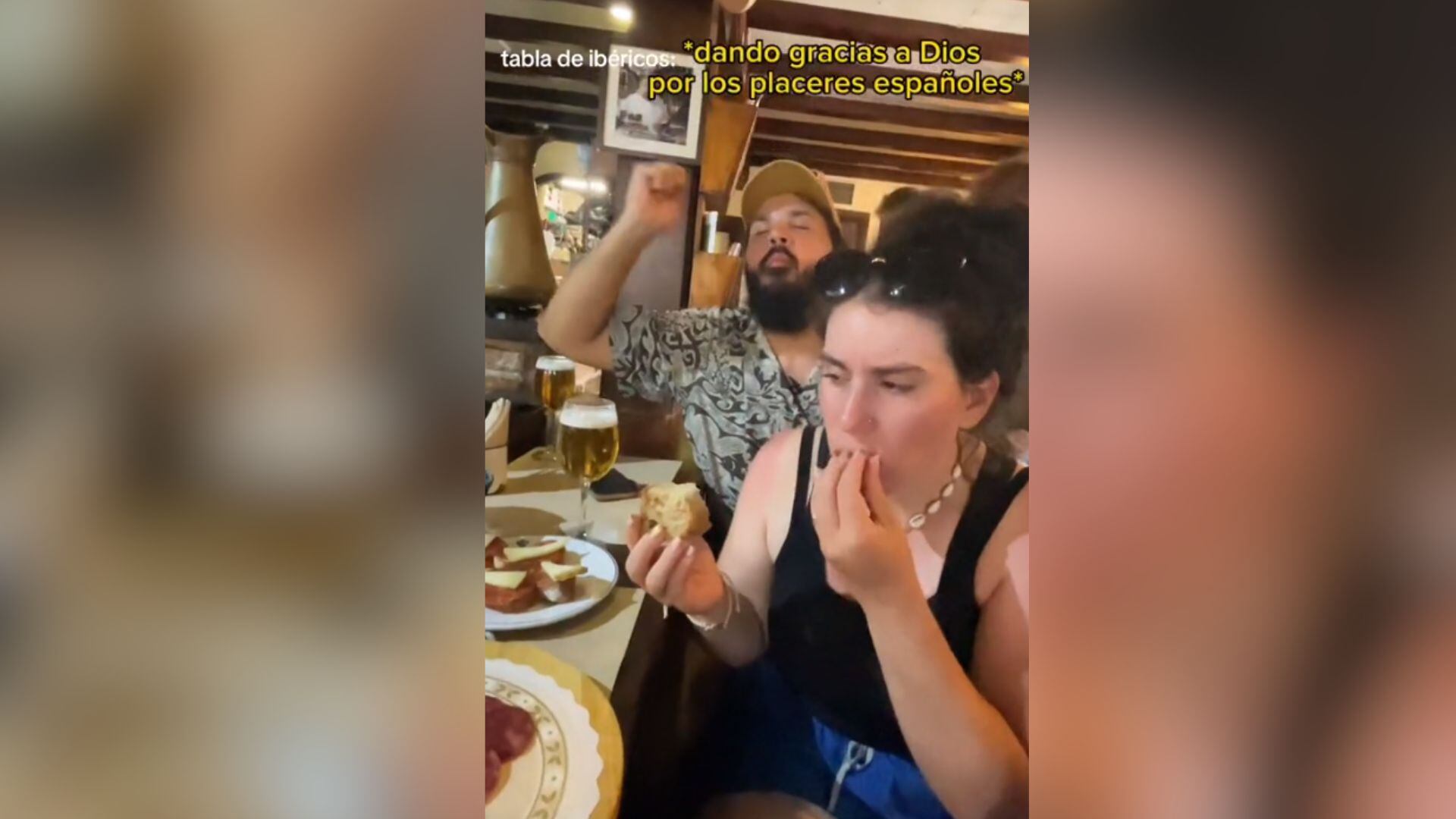 Los estadounidenses probando los distintos platos