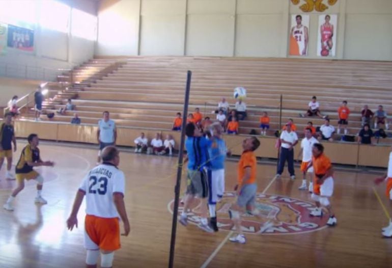 Momento de un partido de cachibol