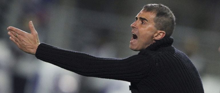 GRA352. EIBAR (GIPUZKOA), 19/04/2015.- En entrenador del Eibar, Gaizka Garitano, da instrucciones a sus jugadores durante el partido de Liga en Primera División ante el Celta disputado esta noche en el estadio de Ipurua, en Eibar. EFE/Juan Herrero