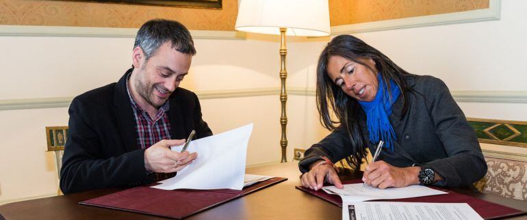 Felipa Jove y Xulio Ferreiro firmando el convenio para Educa Saúde