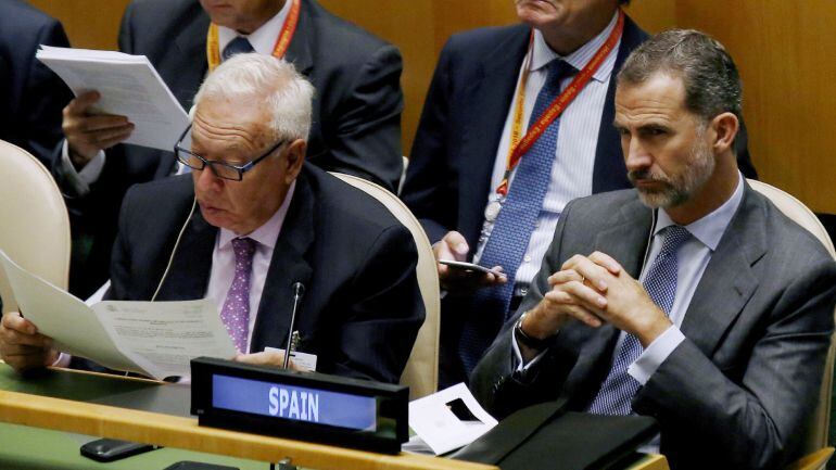 El Rey de España Felipe VI y el ministro español de Asuntos Exteriores, José Manuel García Maragallo (2d), durante la sesión plenaria de alto nivel de la ONU sobre Refugiados y Migrantes.