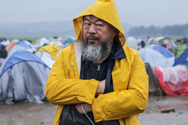 El artista chino Ai Weiwei en el campamento de refugiados situado en la frontera entre Grecia y Macedonia