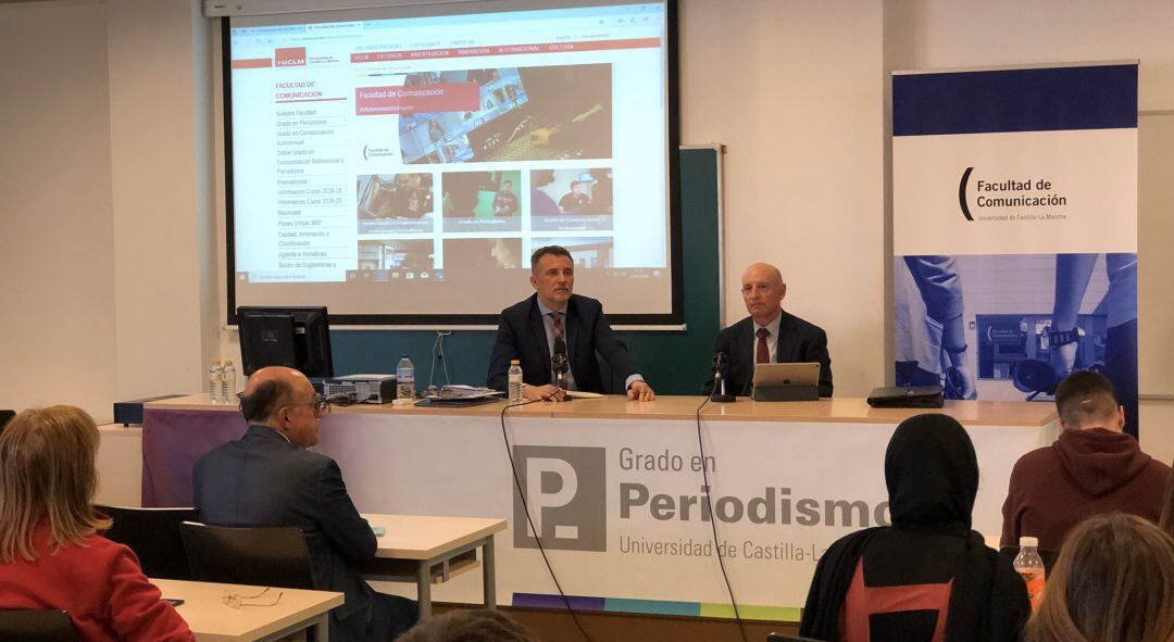 Vicente Rouco (d) en una conferencia con alumnos de Periodismo