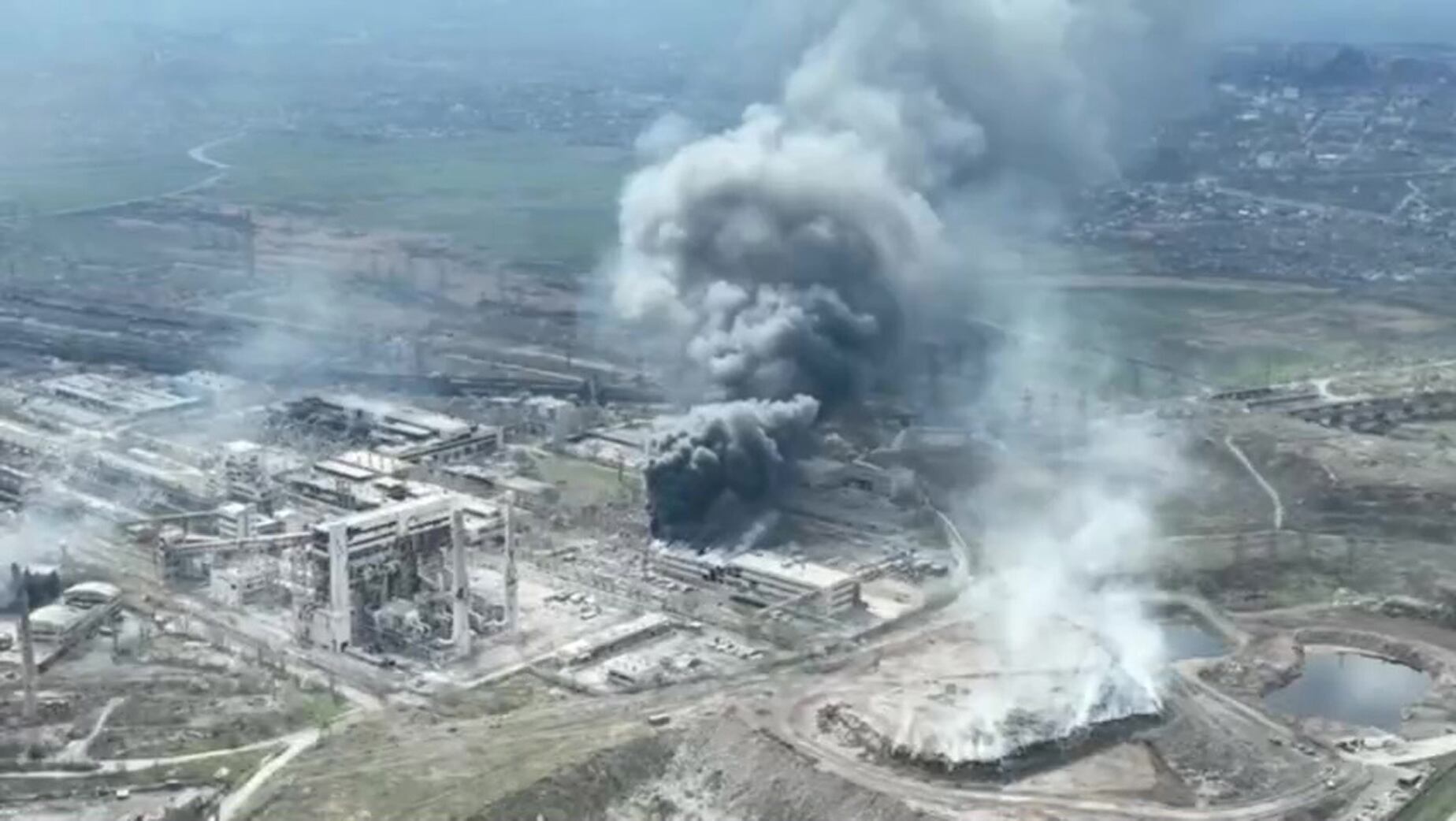 Fotograma de un vídeo difundido por el comandante Alexander Khodakovsky, de la milicia prorrusa del Donbás, en el que se aprecia una humareda en la planta siderúrgica en la que resisten las tropas ucranianas.