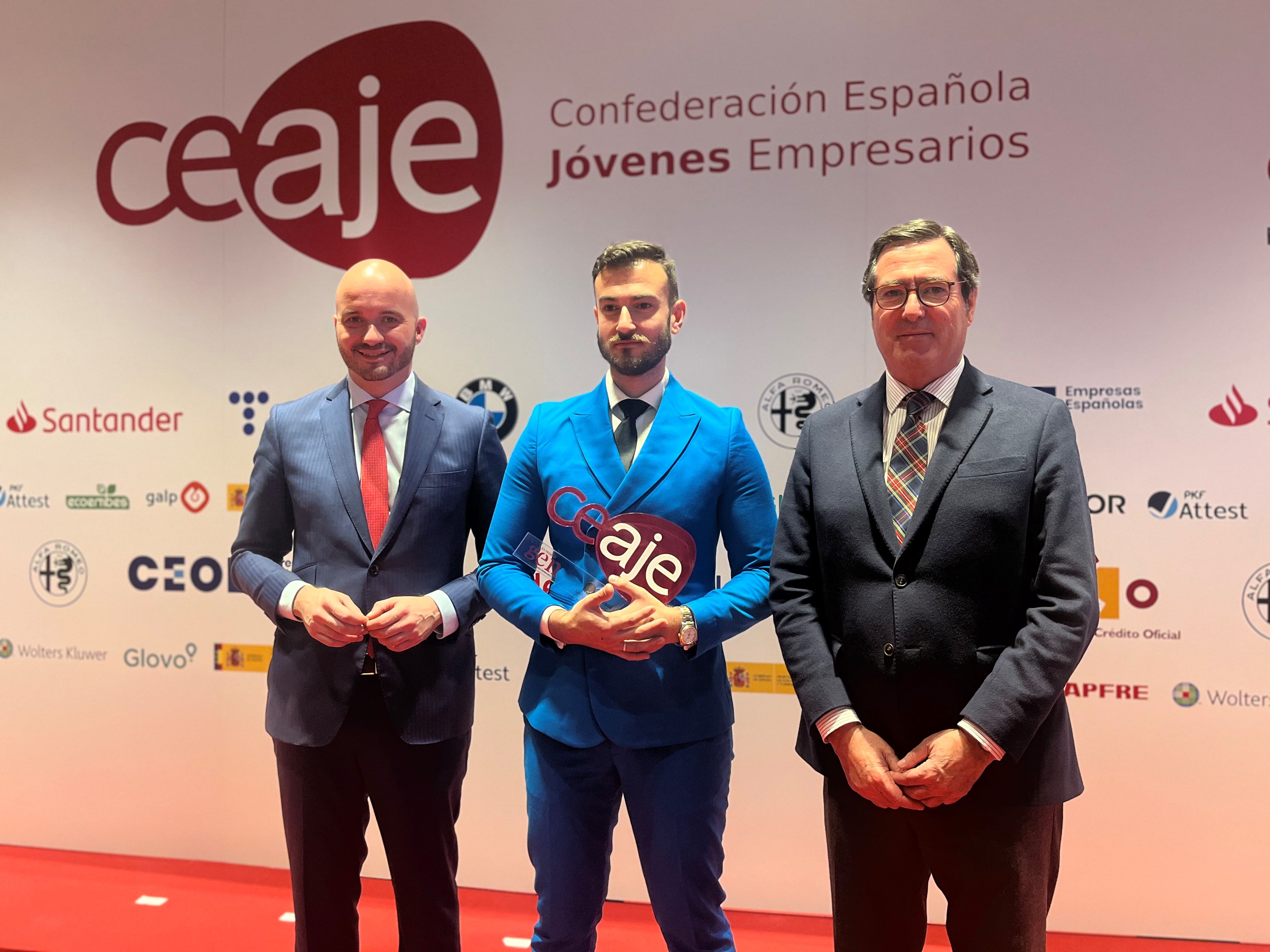 Juan Francisco Sanjosé, recogiendo el premio de manos del presidente de CEAJE, Fermín Albaladejo, y el presidente de la CEOE, Antonio Garamendi