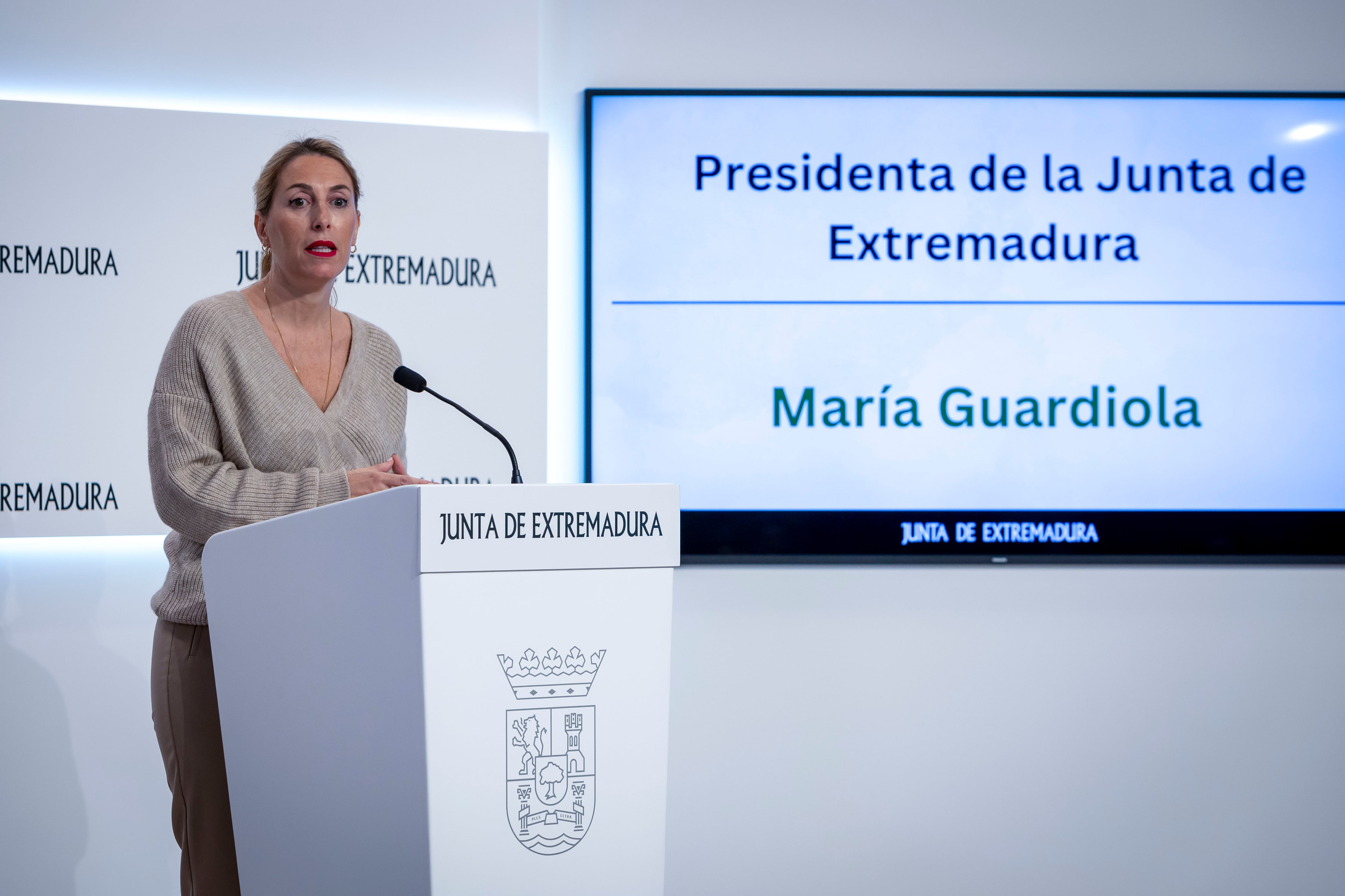 MÉRIDA, 22/10/2024.-La jefa del Ejecutivo extremeño, María Guardiola, ha expuesto este martes que acudirá a la reunión con el presidente del Gobierno, Pedro Sánchez, con el mensaje de que &quot;Extremadura ya no es una región sumisa&quot; y con un documento de reivindicaciones que incluye, entre otras, el AVE Madrid-Lisboa en 2030 y la continuidad de la central nuclear de Almaraz.- EFE/ Jero Morales
