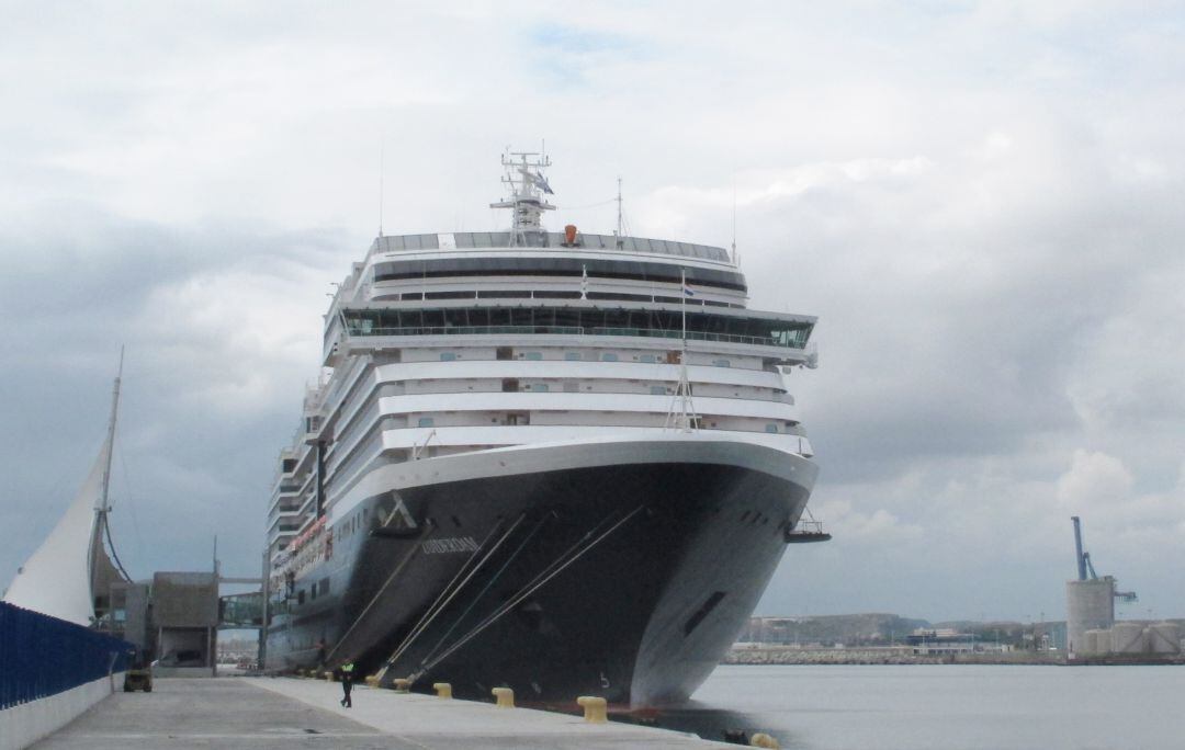 Crucero atracado en el puerto de Alicante. Foto de archivo.