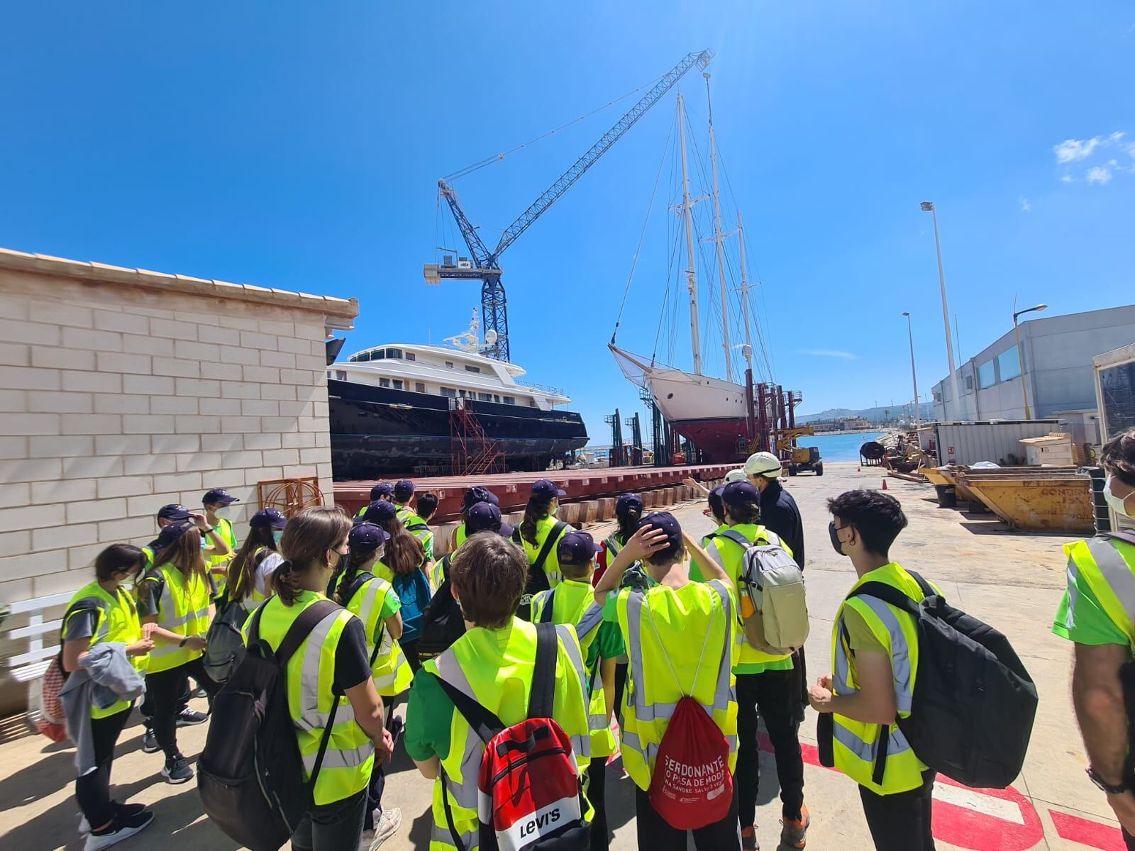 Alumnos participantes en una edición anterior de &#039;Conoce tu puerto&#039;, en el Varadero Port Dénia.