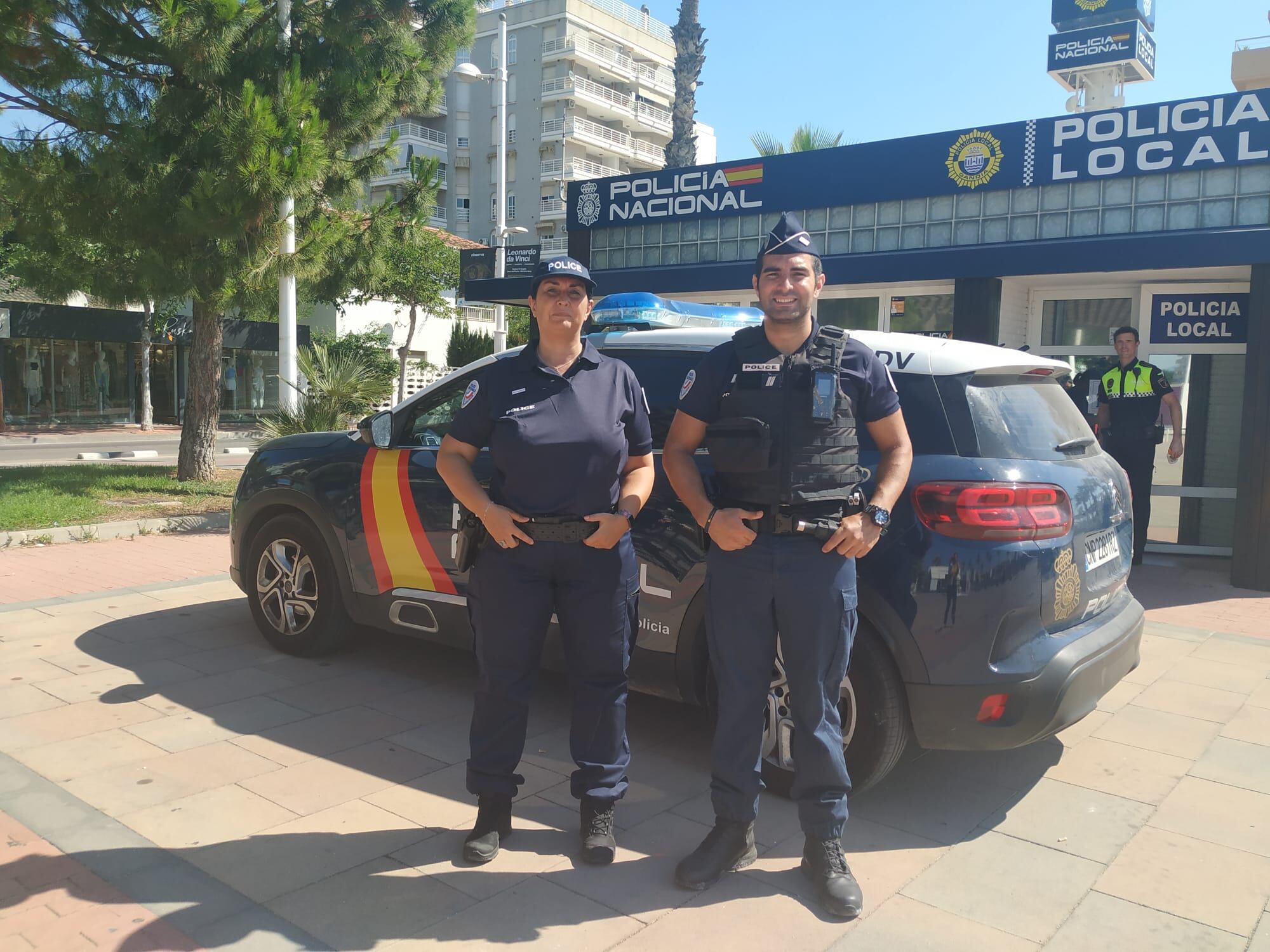 Los dos agentes de la Policía Nacional franceses que patrullarán este mes en la playa de Gandia.