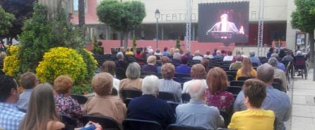 El pregón también se pudo seguir desde el exterior del teatro, en la plaza del Camping