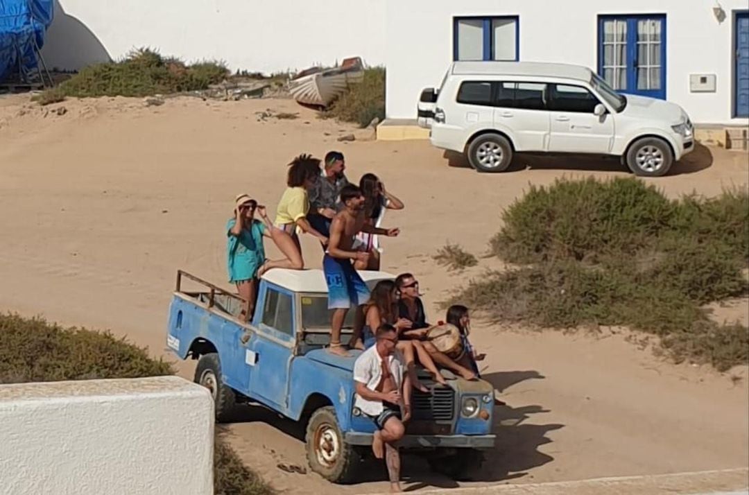 Parte del equipo durante la grabación del videoclip, sin respetar el distanciamiento social y sin mascarillas