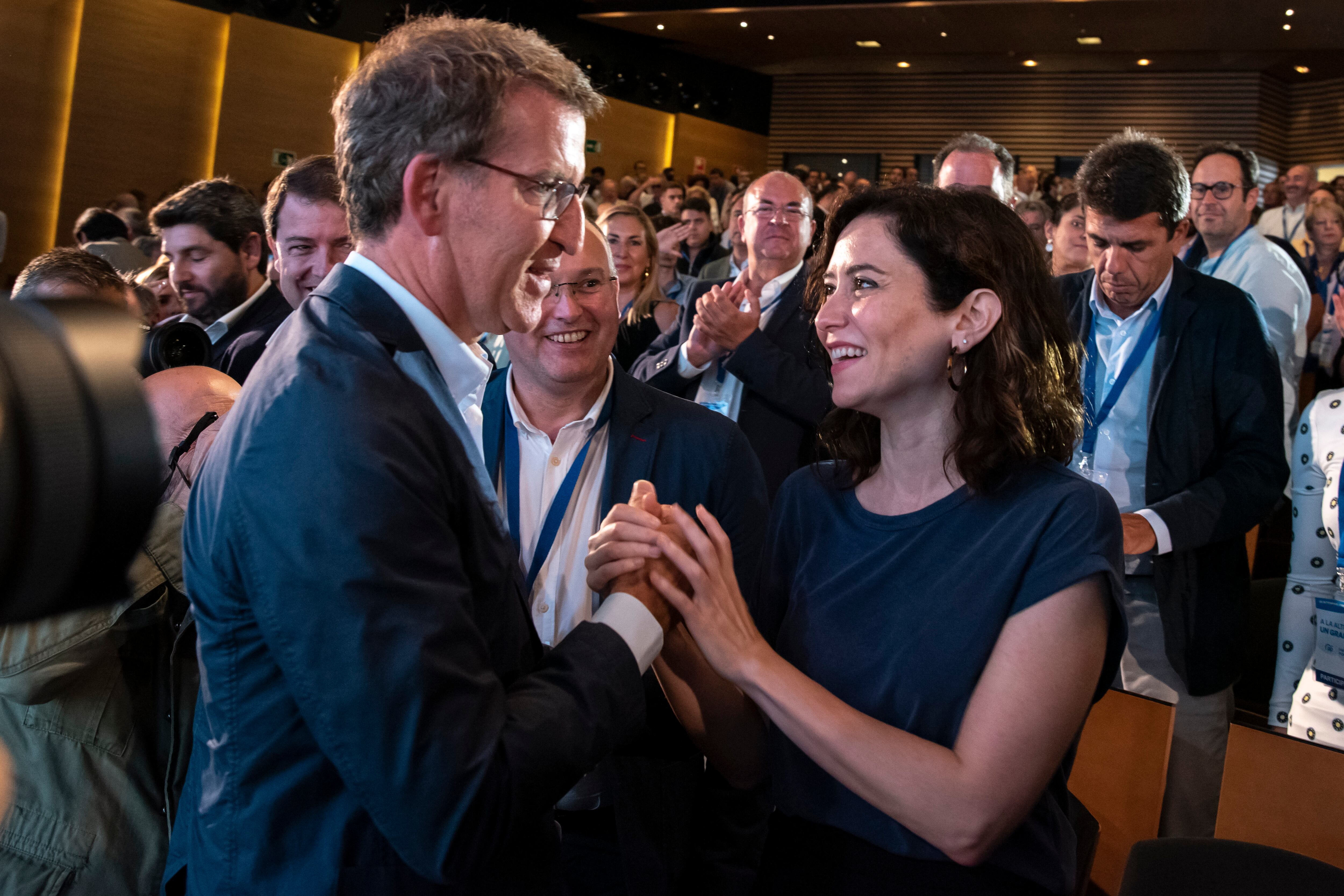 Imagen de archivo del líder del PP, Alberto Núñez Feijóo, junto a la presidenta de la Comunidad de Madrid, Isabel Diaz Ayuso