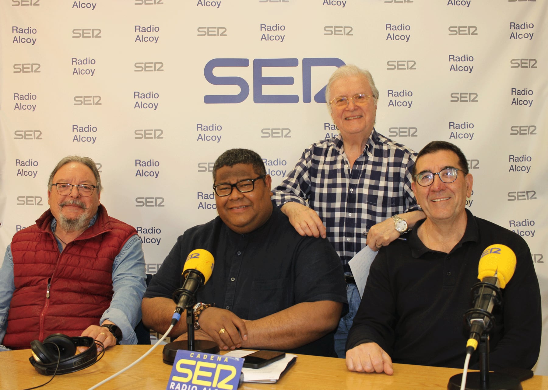 Los mayorales Antonio Alborch y Josele Giner y el cura párroco y vicario de la ASJ, Jesús Fuentes Popa, junto a Paco Aznar