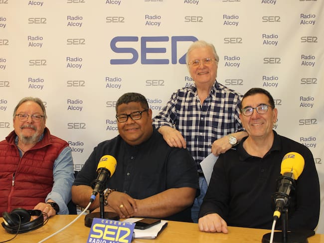 Los mayorales Antonio Alborch y Josele Giner y el cura párroco y vicario de la ASJ, Jesús Fuentes Popa, junto a Paco Aznar