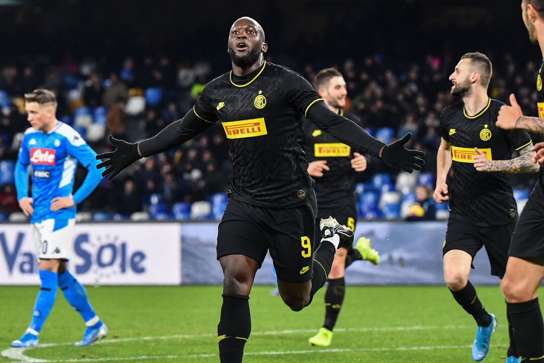 Lukaku celebra uno de sus dos goles al Nápoles.