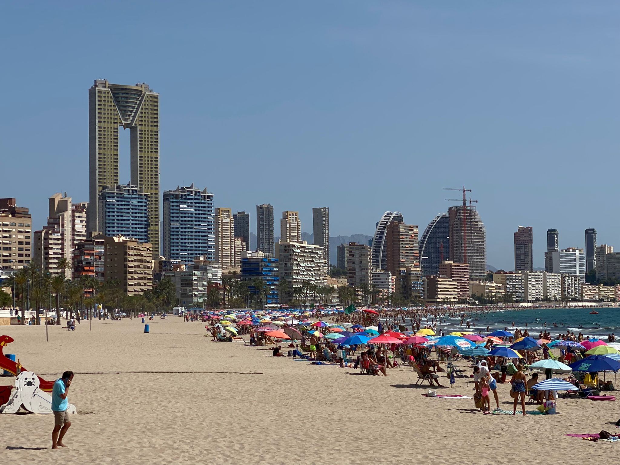 La playa de Poniente de Benidorm durante agosto de 2021 / Jorge García Pérez