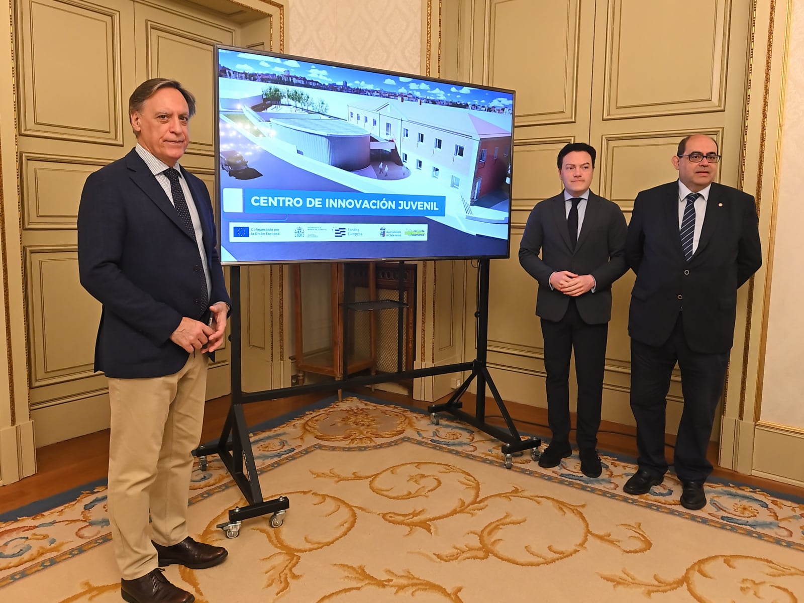 El alcalde, García Carbayo, junto a los concejales de promoción y juventud, Pedro Martínez, y de Hacienda, Fernando Rodríguez