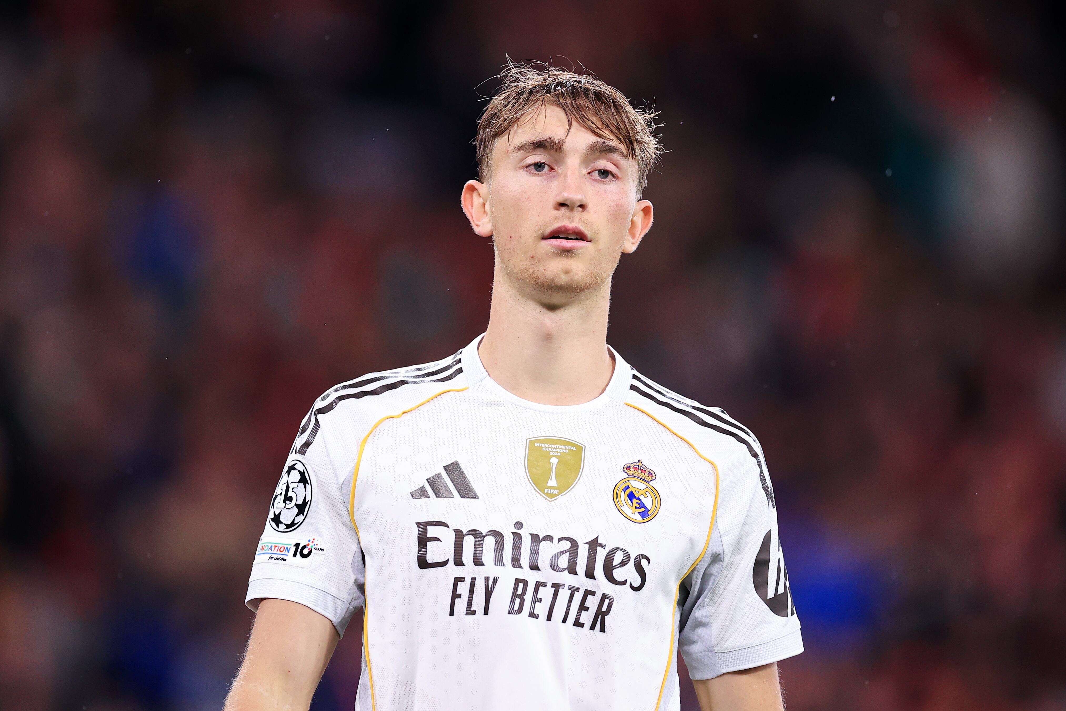 Dean Huijsen juega un partido con el Real Madrid