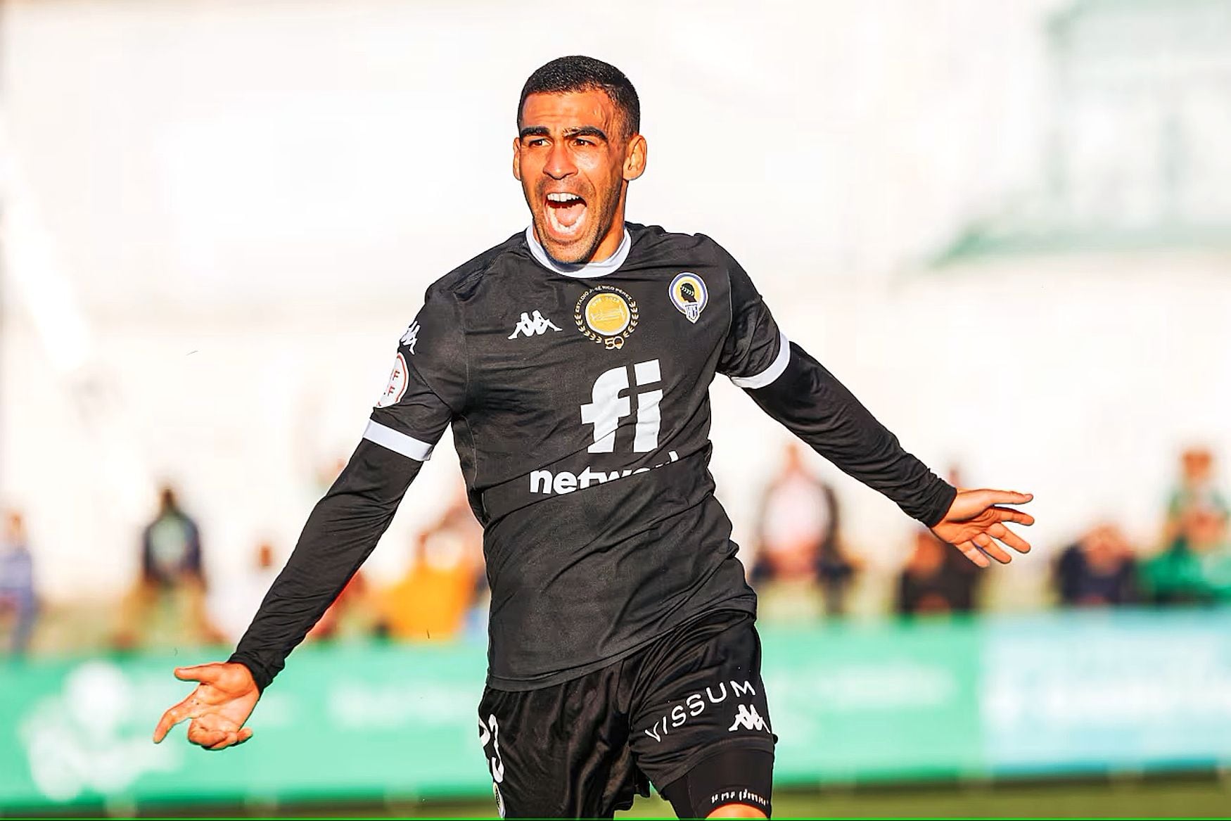 Dani Romera celebrando el gol en Sanlúcar de Barrameda