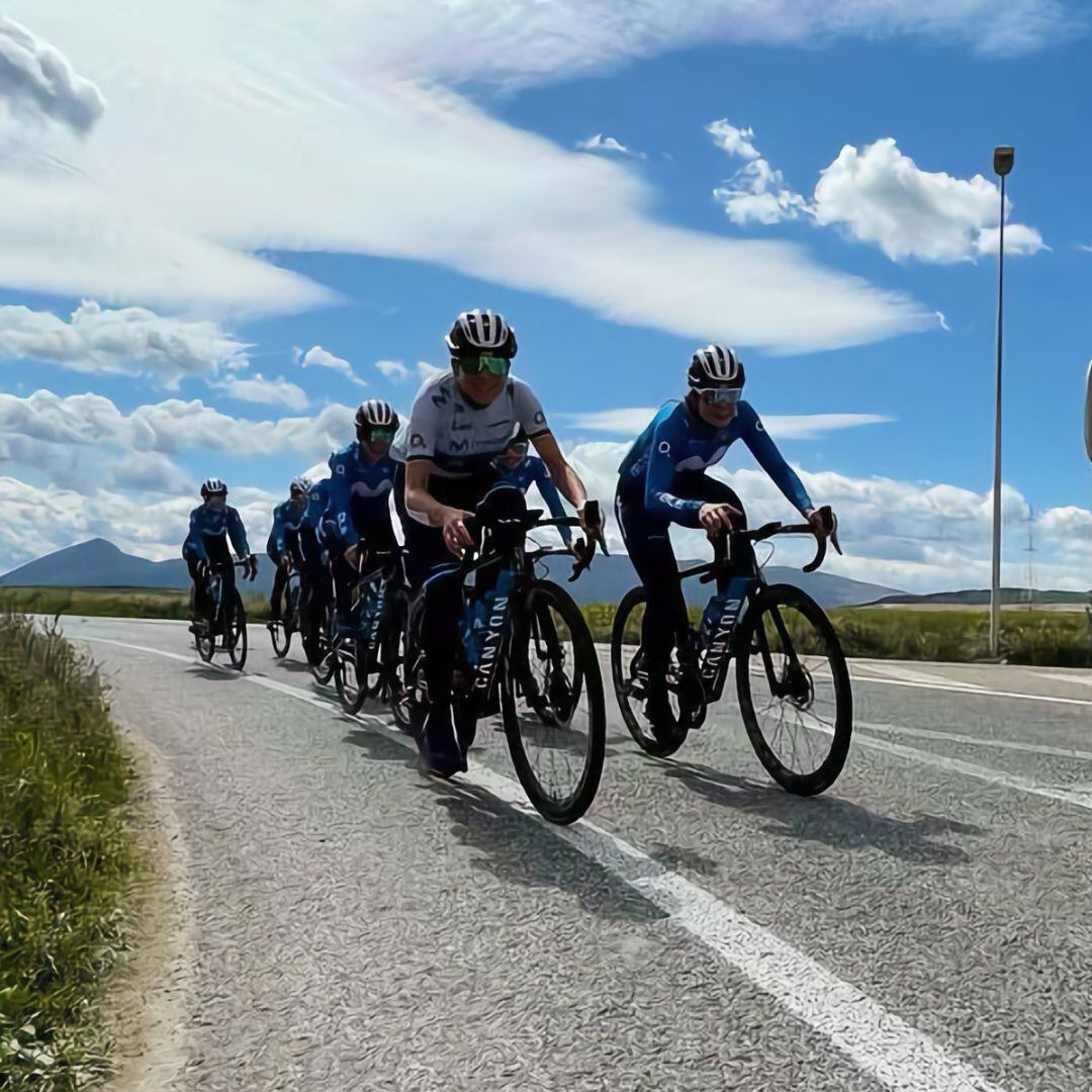 Van Vleuten entrenando con el Movistar ya en Navarra 