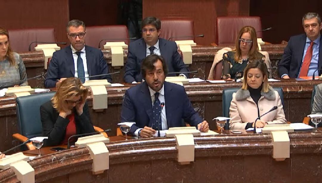 El consejero de Empleo, Miguel Motas, durante su intervención en la Asamblea Regional