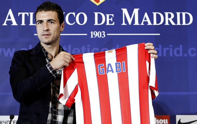 El centrocampista Gabriel Fernández Arenas &#039;Gabi&#039; posa mostrando una camiseta del Atlético de Madrid con su nombre durante su presentación como nuevo jugador del equipo rojiblanco.