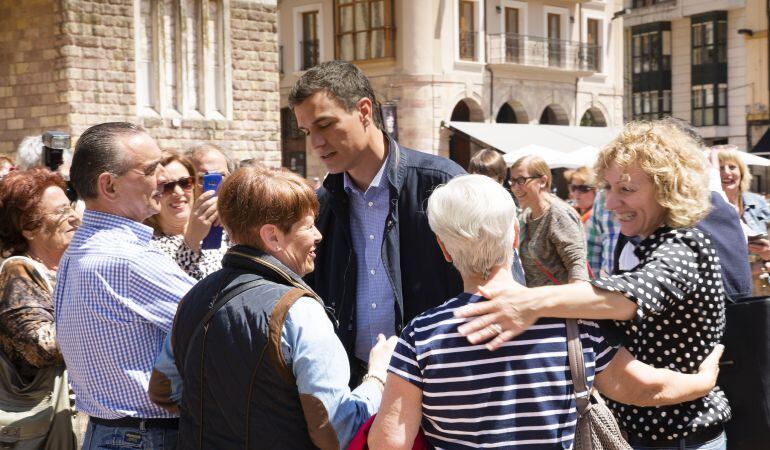 Pedro Sánchez y Eva Díaz Tezanos el pasado mes de mayo, en una visita a Torrelavega.