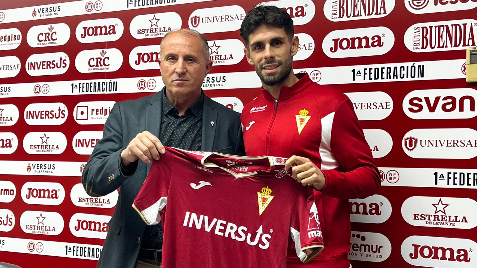 José Miguel Almagro, miembro de la comisión deportiva del Real Murcia; y Óscar Gil, nuevo fichaje.