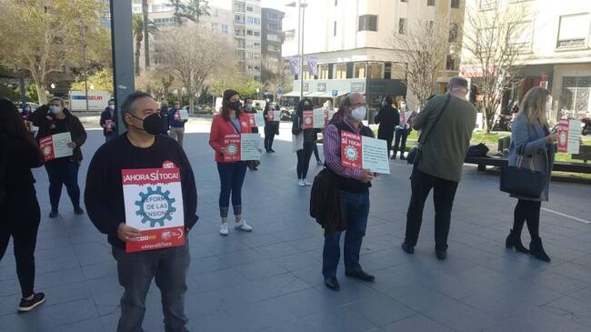 Concentración en la Plaza de la Montañeta, convocada por CC OO y UGT